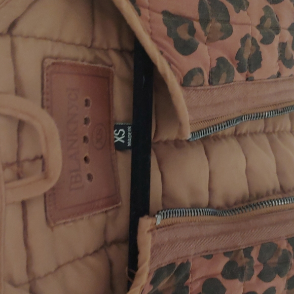 Very cute Leopard Jacket NWOT...never worn...kinda fits like a bomber jacket - Picture 3 of 3